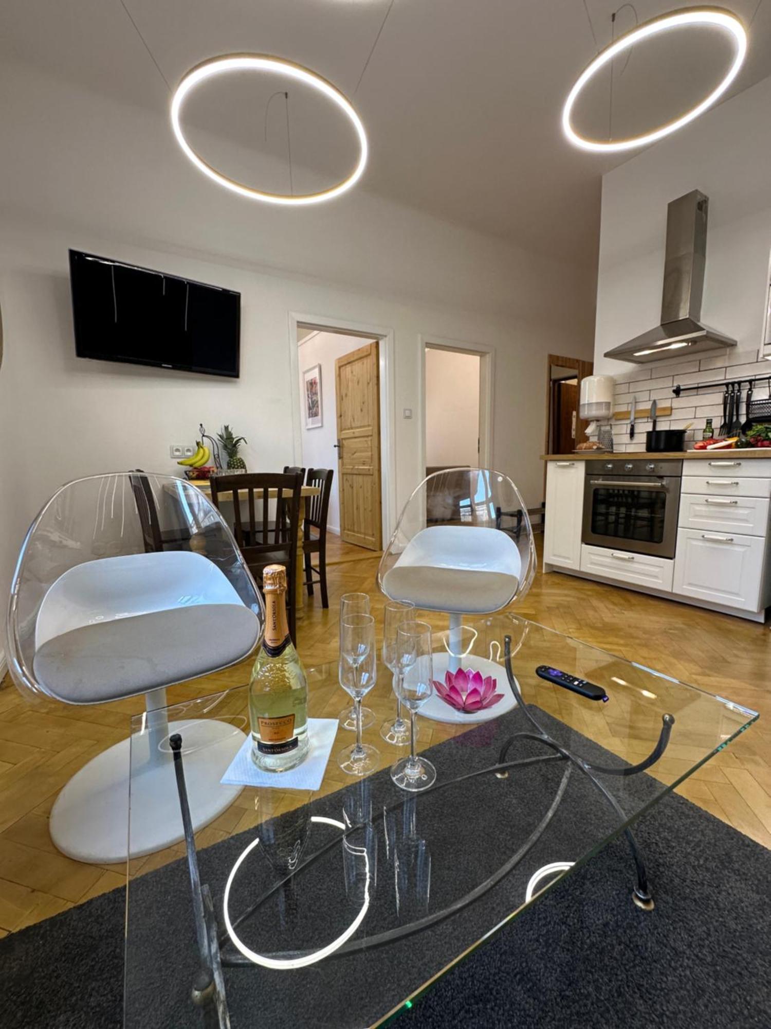 Karlin Oasis 2-Bedroom Apartment 프라하 외부 사진